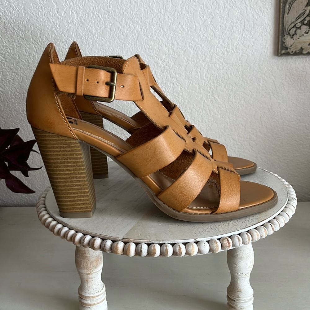 Report Hooligan t strap open toe buckle heel tan NEW Never Worn Size 10